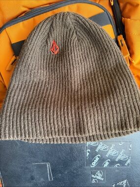 Volcom Brown Ribbed Knit Beanie with Orange-Red Logo new never worn